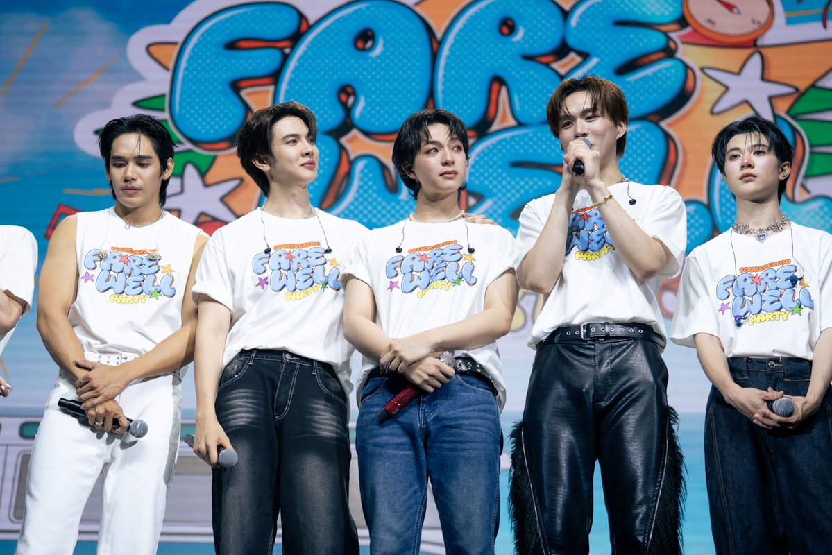 Bunterngonline's tweet photo. Studio Wabi Sabi จัดปาร์ตี้ส่งท้าย “Fourever You Project”ส่งตัวละครกลับสู่โลกนิยายในงาน “Fourever You Farewell Party”บันทึกโมเมนต์แห่งความสุข ซึ้ง น้ำตาท่วมฮอลล์!
 
ผ่านการเดินทางมาอย่างยาวนานกว่า 3 ปี สำหรับ “Fourever You Project เพราะรักนำทาง” ซีรีส์ทั้ง 5 เรื่องซึ่งเป็นโปรเจ็กต์ใหญ่ของค่าย Studio Wabi Sabi ภายใต้การควบคุมการผลิตของหัวเรือใหญ่คนเก่งอย่าง “นิว-ศิวัจน์ สวัสดิ์มณีกุล” ที่ล่าสุดขอนำทัพรวมตัวทีมนักแสดงนำทั้ง 10 คนอย่าง ปอนด์-พลวิชญ์ เกตุประภากร, เอิร์ธ-กัษมนณัฏฐ์ นามวิโรจน์, แม็กกี้-รชต พิเชฐโชติ, บาส-หัสณัฐ พินิวัตร์, บีเวอร์-พรรษพล เจนสรรพกิจกุล, ต้นหลิว-เมธาพัฒน์ ฉิมกุล, เงิน-อนุภาษ เหลืองสดใส, โอ๊ต-ธาราธร พุ่มโพธิงาม, พาย-ศรัณวุฒิ นิตยสุทธิ และ กอล์ฟ-พสธรเลิศสถิตย์วงศ์ ร่วมจัดปาร์ตี้ครั้งพิเศษส่งท้ายโปรเจ็กต์เพื่อขอบคุณแฟนๆ ที่ร่วมออกเดินทางมาด้วยกันตั้งแต่วันแรก 
เพิ่มเติม▶️ https://t.co/HuviDx3LAc

#FoureverYouFareWellParty #FoureverYouProject
#StudioWabiSabi