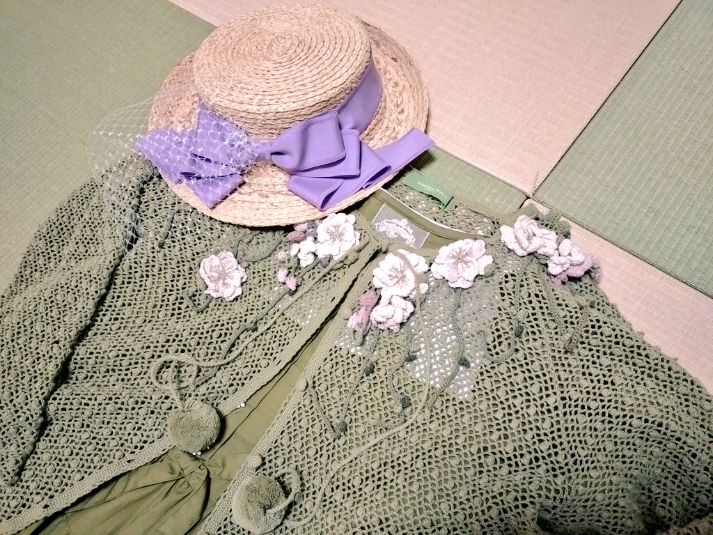 akisakura3's tweet photo. 今年の春はこんなコーデをしてました。割と最近いただいたmoonさんのワンピにカネコの桜カーディガン。 https://t.co/HlE80w4kig