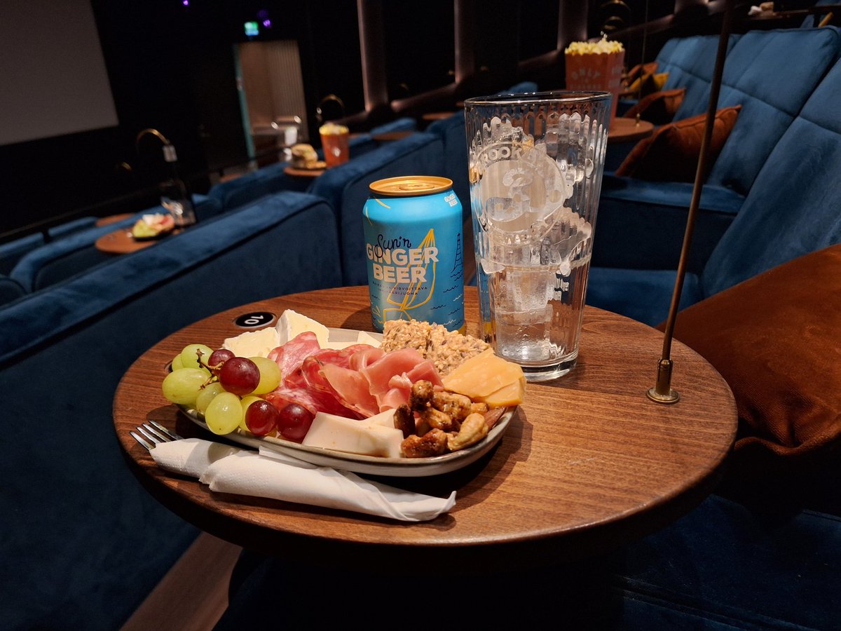 jaanakorppi's tweet photo. Oon ny kekannut että kesäleski syö  nopsaan ja hyvää leffassa. Lupaan olla rouskuttamatta Kaurismäen filmin aikana. On muuten loppuunmyyty.  #CalamariUnion #KinoKonepaja https://t.co/gNMFDArxcA