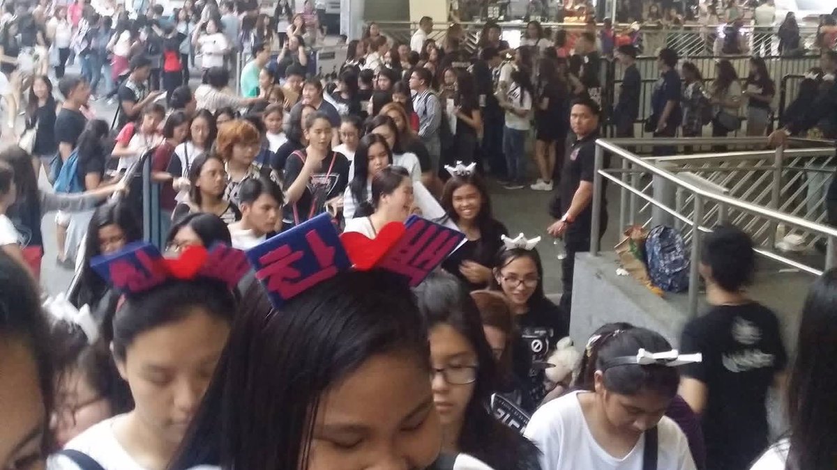 _pearliechelle's tweet photo. Nagccheck ako ng mga photos last #EXOluxioninManila napansin ko di pa uso dati yung dress code at outfit check. 😂 grabe ang laki na ng pinagbago ngayon sa #EXhOrizoninManila HAHAHAHA https://t.co/RhkXG86X5i