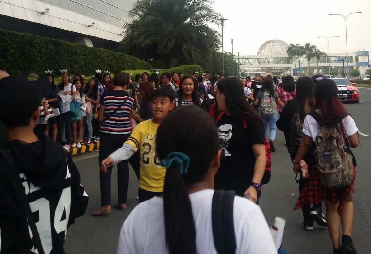 _pearliechelle's tweet photo. Nagccheck ako ng mga photos last #EXOluxioninManila napansin ko di pa uso dati yung dress code at outfit check. 😂 grabe ang laki na ng pinagbago ngayon sa #EXhOrizoninManila HAHAHAHA https://t.co/RhkXG86X5i