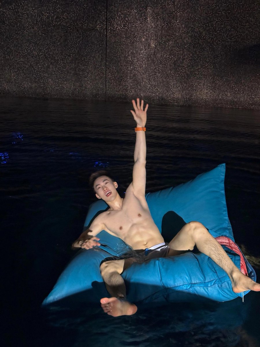 aniskim_'s tweet photo. After a busy day come to the swimming pool to relax Don‘t peek https://t.co/UKvlvoP55b