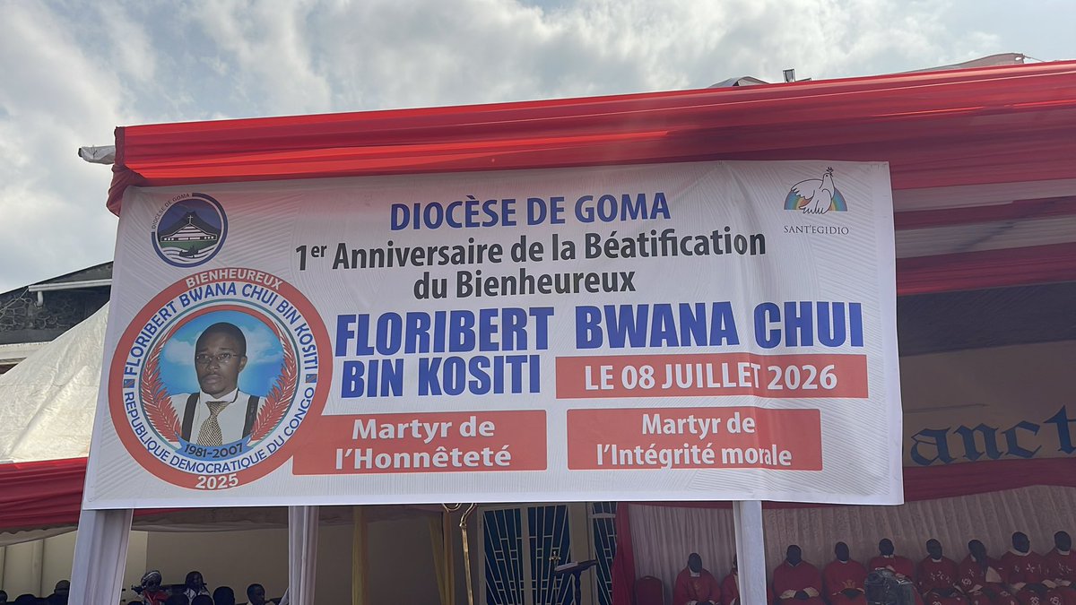 kivunewstoday's tweet photo. À #Goma, dans l’est de la #République #démocratique du #Congo, une messe a été célébrée ce mercredi à l’occasion du premier anniversaire de la béatification de #Floribert #Bwana #Chui, jeune fonctionnaire congolais élevé au rang de bienheureux par l’Église #catholique.
La célébration, organisée au sanctuaire d’adoration de #Goma, a rendu hommage à celui que le Vatican présente comme un « martyr de l’honnêteté et de l’intégrité morale », pour avoir refusé de laisser entrer sur le territoire congolais des denrées alimentaires impropres à la consommation, au prix de sa vie.
Plusieurs autorités de l’AFC M23 ont pris part à la cérémonie, notamment #Corneille #Nangaa, coordonnateur politique de l’AFC-M23, le vice-gouverneur #Willy #Manzi ainsi que le maire de #Goma, Désiré Ngabo.
#catholiquesdefrance #catholic #RDC #goma #NordKivu
