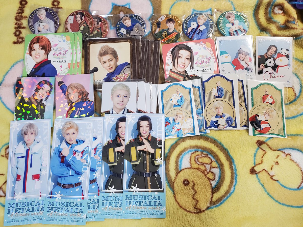 koto_sakou's tweet photo. [譲渡 交換] ヘタミュ ヘタリア ランブロ 購入特典 クリアブロマイド リリイベブロマイド
譲)画像1〜6
求)ミュージアム 各種米(特典、バナー最優先)
定価＋送料(ATW特典900)
条件は6枚目に記載しておりますのでご確認ください。
日英普譲渡のみ
郵送 https://t.co/Fd52yoCS02