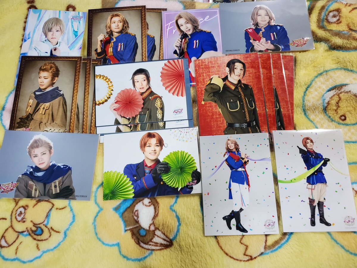 koto_sakou's tweet photo. [譲渡 交換] ヘタミュ ヘタリア ランブロ 購入特典 クリアブロマイド リリイベブロマイド
譲)画像1〜6
求)ミュージアム 各種米(特典、バナー最優先)
定価＋送料(ATW特典900)
条件は6枚目に記載しておりますのでご確認ください。
日英普譲渡のみ
郵送 https://t.co/Fd52yoCS02