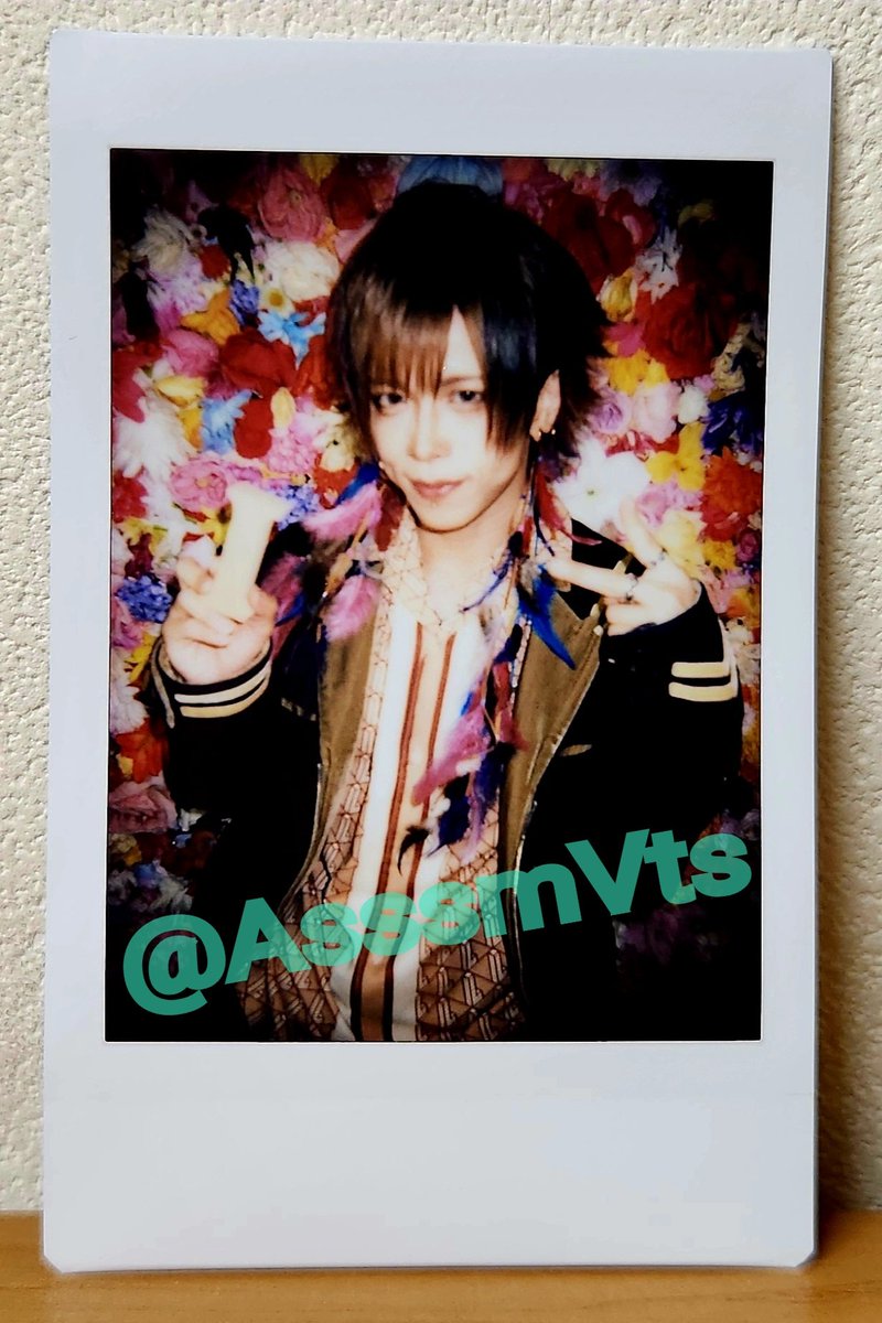 AsssmVts's tweet photo. 【チェキ お譲りします】
vistlip［CLOCKWORK JUKEBOX］
譲→Tohyaさん
求→1,000円

今後のライブ等でのお取引希望(郵送可) https://t.co/m81icVip8K