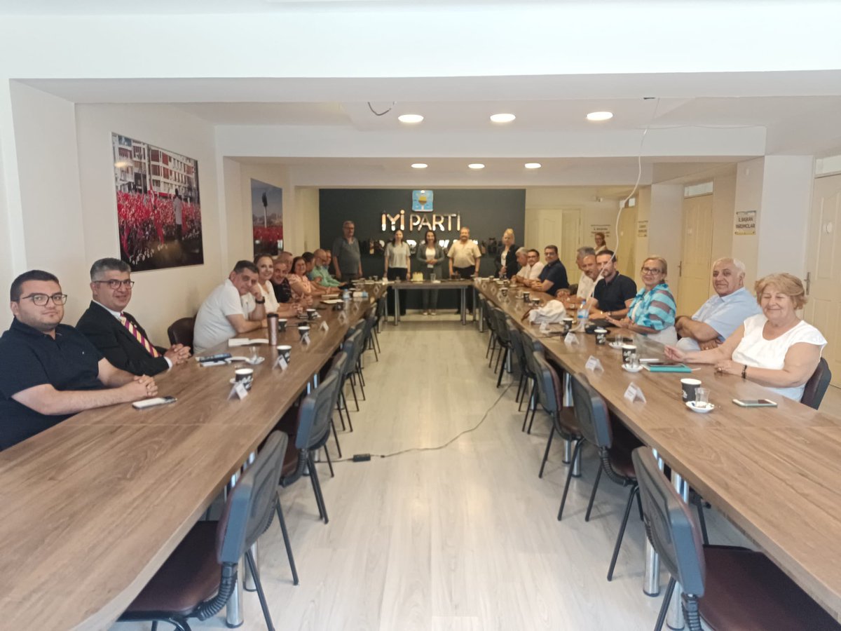 iyiparti35_'s tweet photo. İl Başkanımız Sn. Ülkü Doğan başkanlığında olağan İl divan kurulu toplantımızı gerçekleştirdik. İl Başkan Yardımcılarımız Sn.Mehmet Balvar ve Sn.Begüm Durutürk Erol’un yeni yaşlarını hep birlikte kutladık.Kendilerine sağlıklı ve uzun ömürler dileriz. https://t.co/qDkfSgDJwQ