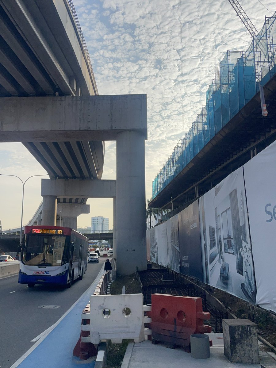 thishrocks's tweet photo. hi @sacitycouncil

since tiada pedestrian path lagi di sini, boleh ke barricade tu letak antara lorong sikal &amp; lorong kereta? takut la kena jalan sebelah bas.

<laluan dari stesen LRT Dato Menteri menuju ke Kompleks PKNS> https://t.co/1v6yLA0YF0