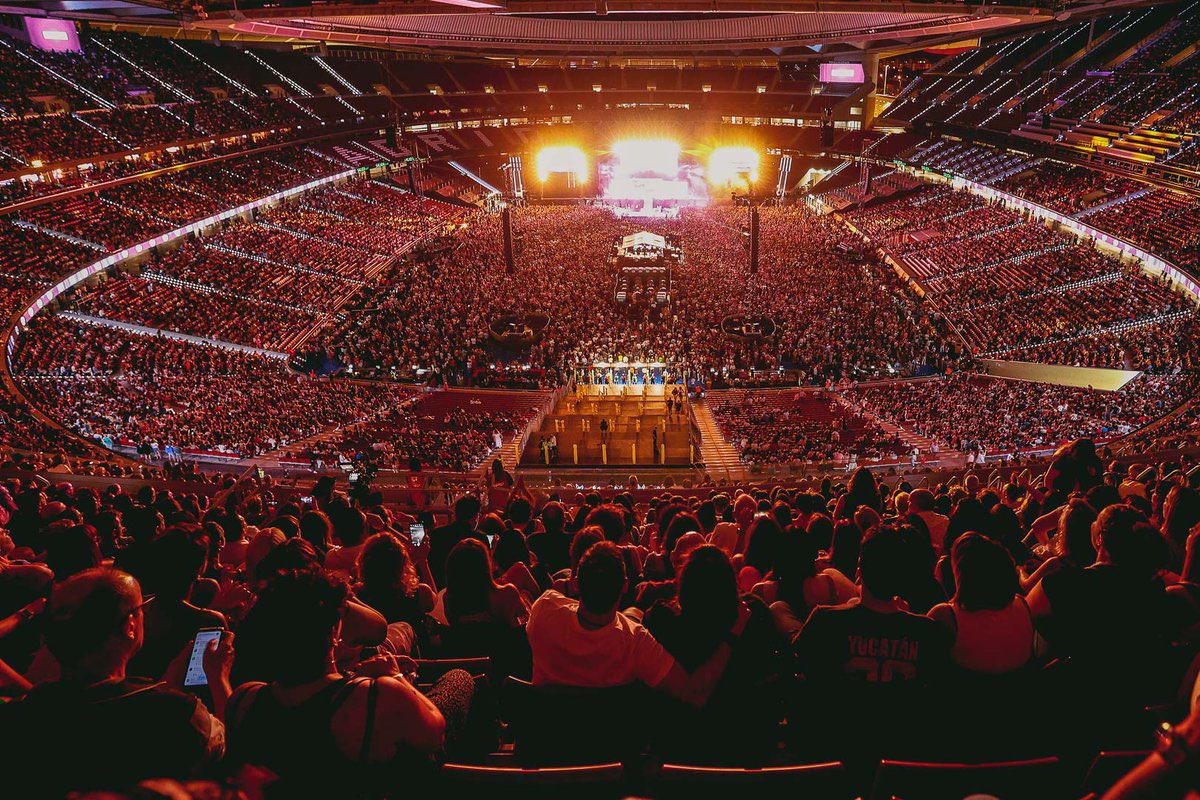 BrunoMarsAccess's tweet photo. Após quatro shows esgotados em Amsterdam, Bruno Mars agora voa para Madri, na Espanha, para se apresentar com a The Romantic Tour. 🇪🇸 

Bruno Mars irá se apresentar em duas datas, ambas já esgotadas, no estádio Riyadh Air Metropolitano, com capacidade para mais de 70 mil pessoas. https://t.co/YgCntoH00M