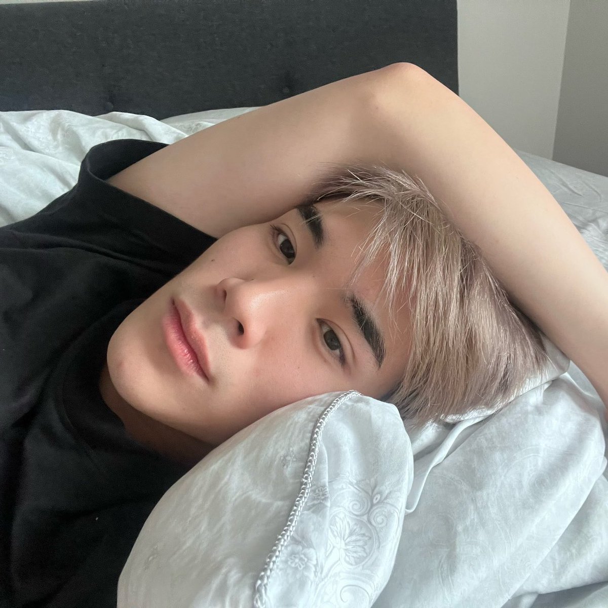 bemynameting's tweet photo. “ อยากฟังเพลงอะไรไหม ”

“ เพลงรัก ”

“ ไม่ต้องร้องก็รักอยู่แล้ว ” https://t.co/Eje7kBTE2z