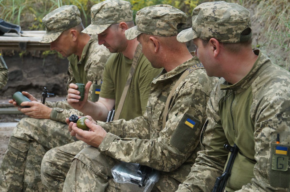 AFUEastOC's tweet photo. Під час лекційних занять курсанти вивчають класифікацію, тактико-технічні характеристики та призначення боєприпасів, знайомляться з наступальними й оборонними гранатами, запалами до них, а також із саморобними вибуховими пристроями. https://t.co/h5TgxCyt7S