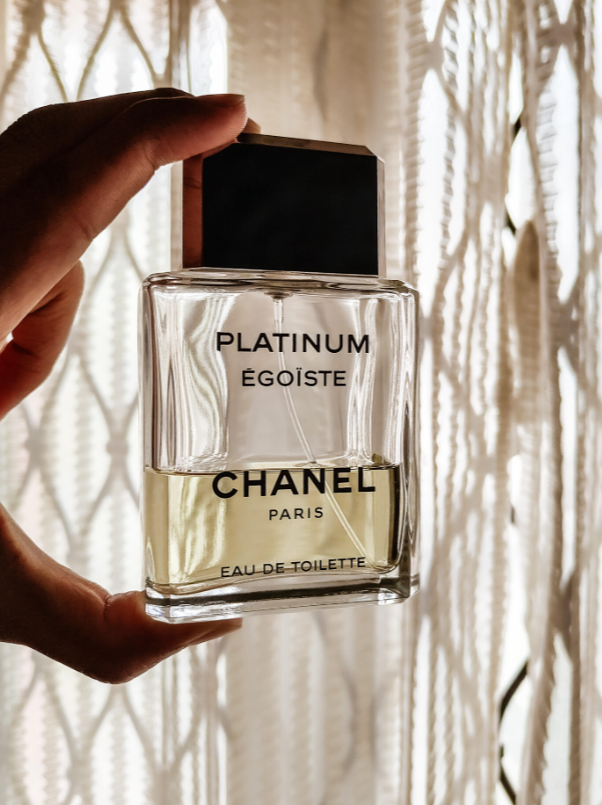 JasminCommerce's tweet photo. اگه قرار باشه به اندازه انگشتای دست، عطر فوژه خوب لیست کنیم، به نظرم این عطر Platinum Egoiste از شنل باید حتما تو لیست‌مون باشه. 

دلیل اصلیش هم اون امضای تیز و برنده از یه آکورد فلزیه که ژاک‌پولژ با استفاده از پتی‌گرن تو دل این عطر گذاشت و به نظرم کسی دیگه‌ای نتونست تکرارش کنه. https://t.co/y4R6M6MWZ8