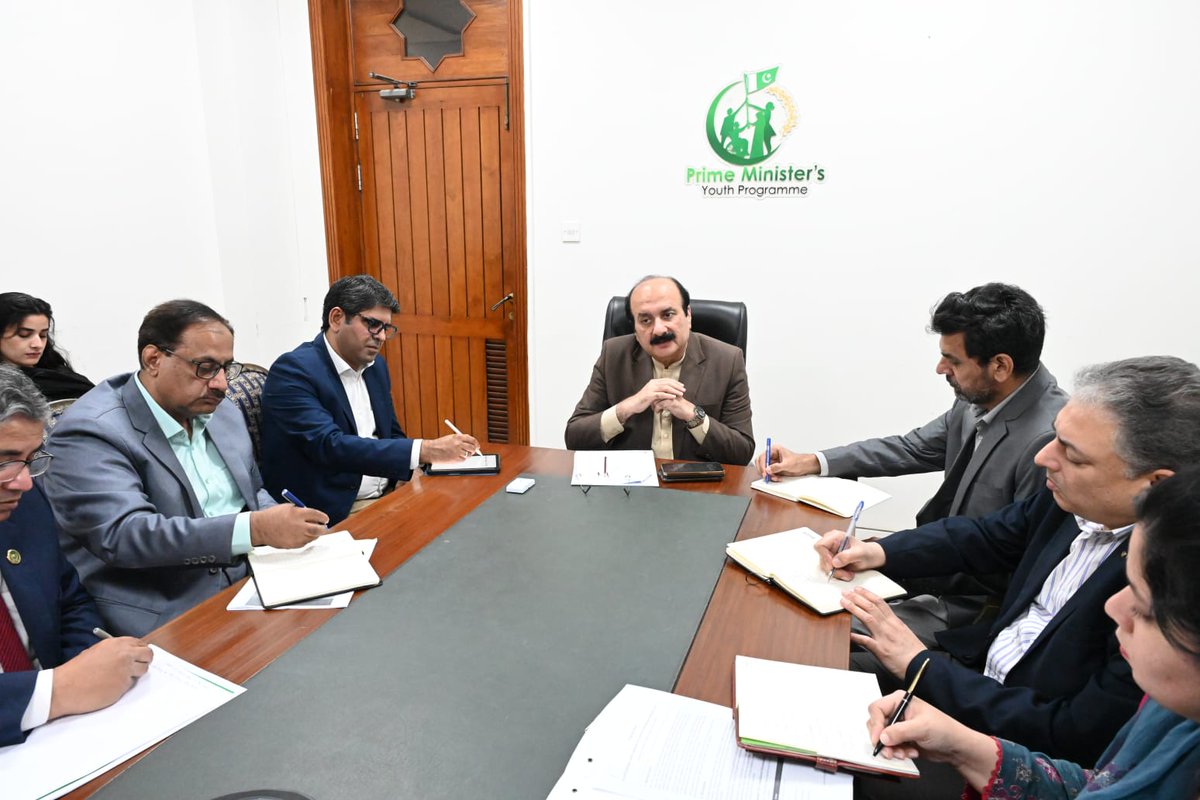 PMsYouthProgram's tweet photo. Chairman PMYP Rana Mashhood Ahmad Khan had a meeting with the Higher Education Commission (HEC) and NAVTTC to review the implementation framework for the Prime Minister's directives on Country of Destination Centres.

#PMYP #YouthDevelopment #HEC #NAVTTC https://t.co/rUtFi9e7Cl