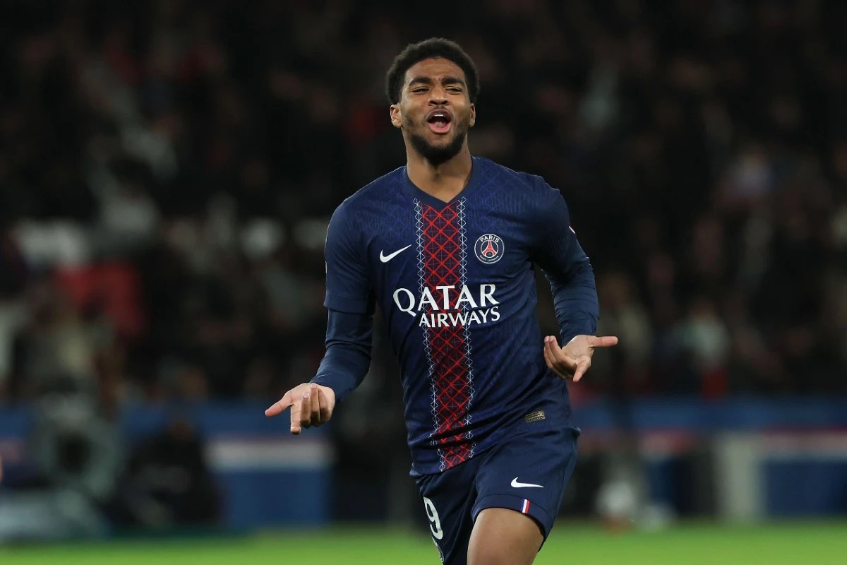 MediaParisien's tweet photo. 🚨 Ibrahim Mbaye est VALORISÉ par le PSG entre 40 et 50 M€.

🏴󠁧󠁢󠁥󠁮󠁧󠁿 La Premier League est sa destination privilégiée en cas de départ. 

👀 Manchester City et Aston Villa suivent sa situation.

(L’Equipe) https://t.co/tXwF5Ry7U9