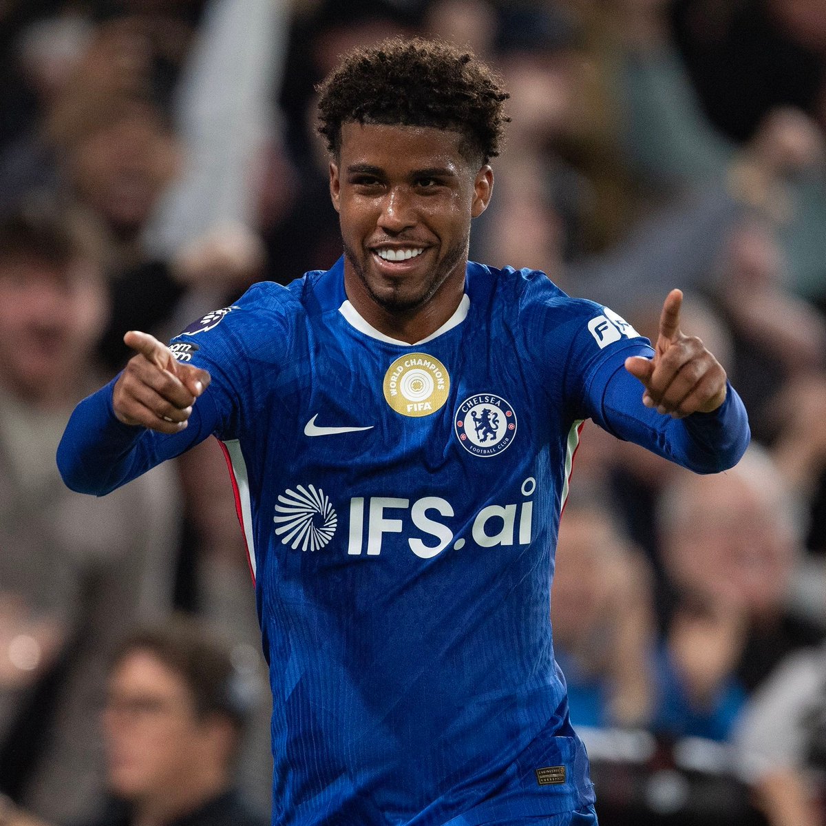 TyMarshall_MEN's tweet photo. United have reached an agreement with Chelsea to sign 22-year-old midfielder Andrey Santos. Fee of £48m plus £2m in add-ons. Personal terms agreed and Santos set to travel for a medical and to complete the move. Will be United's second midfield signing of the summer #mufc https://t.co/4QRF7USHuS