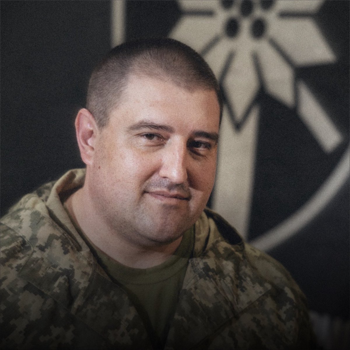 SymorozOfficial's tweet photo. Новим очільником Закарпатського ТЦК призначили скандального екскомандира 128-ї гурісько-штурмової бригади Дмитра Лисюка, якого раніше засуджували за контрабанду з терористами. 

Полковник Лисюк в листопаді 2023 року віддав наказ про шикування військовослужбовців 128-ї ОГШБр на відкритій місцевості в Запорізькій області. Особовий склад чекав його пів години, після чого ворогом по місцю шикування було завдано удару балістичною ракетою типу «Іскандер-М». В ході ворожого удару загинуло 19 військовослужбовців, 53 зазнали поранень. Сам Лисюк спізнився на шикування, через що залишився живим.

У нього є ще одна дуже цікава сторінка в біографії за період служби в зоні АТО/ООС. У 2019 році Лисюк будучи комбатом у 10-й окремій гірсько-штурмовій бригаді отримав судимість за контрабанду понад 219 тисяч пачок цигарок з окупованої Луганської області. Йому вдалося уникнути тюремного покарання, його відпустили на поруки та призначили штраф в розмірі 119 тисяч грн. Після цього факту його підвищили у званні та призначили командувати бригадою. 

Через суспільний резонанс, по інциденту з полігоном розпочали службову перевірку Міністерства оборони України, Лисюка відсторонили, про що особисто повідомив Президент Зеленський. Згодом слідство дійшло висновку, що удар відбувся через «злам» месенджера Signal. Фактичну відповідальність переклали на загиблих. Реальної відповідальності з високого командування ніхто не поніс, хоча віддавати наказ на таке шикування вони не мали права. 

Я вважаю це призначення полковника Лесюка до Закарпатського ТЦК є знущанням з родин загиблих на тому фатальному шикуванні військовослужбовців 128-ї ОГШБр. Також це принижує всіх нас, бо вище військове керівництво вчергове демонструє, що для ручних покидьків у високих погонах завжди знайдеться місце в теплому кабінеті на високій посаді. Пожурили, відсторонили, повернули на іншу рівноцінну посаду, ось так у них все влаштовувано…

Це черговий вирок системі. Полковник Лесюк мав реально надовго присісти в тюрму за службову недбалість, яка призвела до тяжких наслідків. Але нинішня система має запобіжники по захисту таких покидьків від справедливого покарання. 

Це так ви збираєтесь реформувати мобілізаційний процес? Призначеннями виродків в погонах на високі керівні посади, ну-ну…