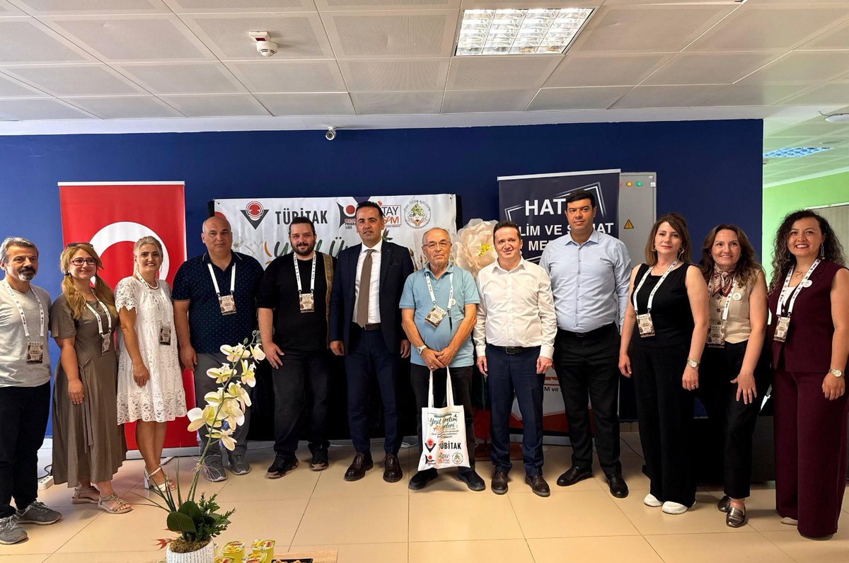 HBGazetesi's tweet photo. TECİMEN: GÖRSEL SANATLARDA BİR İLKE İMZA ATTIK

Antakya İlçe Milli Eğitim Müdürü Ahmet Tecimen, Bilim ve Sanat Merkezi yürütücülüğünde gerçekleştirilen "Yeşil Üretim Atölyeleri ile Görsel Sanatlarda Ekogirişimcilik Becerilerinin Geliştirilmesi" adlı TÜBİTAK 4005 projesinin başarıyla tamamlandığını açıkladı. 

Türkiye'de görsel sanatlar alanında kurumsal olarak hayata geçirilen ilk TÜBİTAK 4005 projesi olma özelliğini taşıyan çalışma, Antakya'da eğitimcileri sürdürülebilir sanat anlayışı etrafında buluşturdu. Antakya Bilim ve Sanat Merkezi yürütücülüğünde, Görsel Sanatlar Öğretmeni Ali Oğlak koordinasyonunda hazırlanan "Yeşil Üretim Atölyeleri ile Görsel Sanatlarda Ekogirişimcilik Becerilerinin Geliştirilmesi" projesi, TÜBİTAK 4005 Yenilikçi Eğitim Uygulamaları Destekleme Programı kapsamında başarıyla tamamlandı. 

Türkiye'de görsel sanatlar alanında kurumsal olarak gerçekleştirilen ilk TÜBİTAK 4005 projesi olma özelliğini taşıyan programın aynı zamanda Antakya ilçesinde yürütülen ilk TÜBİTAK 4005 projesi olduğu belirtildi. Programa Antakya İlçe Millî Eğitim Şube Müdürleri de katılarak eğitim faaliyetlerini yerinde takip etti.

BEŞ GÜN SÜREN YOĞUN EĞİTİM

22-26 Haziran tarihleri arasında düzenlenen eğitim programında Hatay'ın farklı ilçelerinde görev yapan görsel sanatlar öğretmenleri, sürdürülebilir sanat ve çevre odaklı üretim anlayışı konusunda kapsamlı eğitim aldı. Beş gün süren program boyunca katılımcılar; sürdürülebilir sanat, ileri dönüşüm, ekolojik tasarım, doğal malzeme kullanımı, seramik, sanat temelli girişimcilik ve döngüsel ekonomi konularında hem teorik hem de uygulamalı çalışmalara katıldı. Alanında uzman akademisyenlerin yürüttüğü atölyelerde yenilikçi öğretim yöntemleri ve çağdaş eğitim uygulamaları öğretmenlerle paylaşıldı.

TECİMEN: ÖĞRETMENLERİMİZİN MESLEKİ GELİŞİMİNE KATKI SUNDU

Antakya İlçe Milli Eğitim Müdürü Ahmet Tecimen, projenin hem öğretmenlerin mesleki gelişimine hem de sürdürülebilirlik anlayışının eğitim yoluyla yaygınlaştırılmasına önemli katkılar sunduğunu belirtti.

Tecimen, "Bilim ve Sanat Merkezimizin yürütücülüğünde, Görsel Sanatlar Öğretmenimiz Ali Oğlak koordinasyonunda hayata geçirilen TÜBİTAK 4005 Yenilikçi Eğitim Uygulamaları Destekleme Programı kapsamındaki projemiz başarıyla tamamlandı. Türkiye'de görsel sanatlar alanında kurumsal olarak gerçekleştirilen ilk, Antakya'mızda yürütülen ilk TÜBİTAK 4005 projesi olma özelliğini taşıyan bu çalışmanın eğitim camiamız adına önemli bir kazanım olduğuna inanıyoruz. Öğretmenlerimizin mesleki gelişimini destekleyen, sürdürülebilirlik bilincini eğitimle buluşturan proje, yenilikçi eğitim uygulamalarının yaygınlaştırılmasına önemli katkılar sağlamıştır" dedi.

EMEĞİ GEÇENLERE TEŞEKKÜR EDİLDİ 

Projede görev alan yönetici, öğretmen, akademisyen, katılımcı ve paydaş kurumlara teşekkür eden Tecimen, eğitim alanında gerçekleştirilen bu tür bilimsel çalışmaların niteliğin artırılmasına katkı sunduğunu ifade etti.

Tecimen, "Emeği geçen tüm yönetici, öğretmen, akademisyen, katılımcı, paydaş, destekçi kurum ve kuruluşlar ile iş birliği içerisinde sürece katkı sunan herkese teşekkür ediyor, projemizin eğitim camiamıza hayırlı olmasını temenni ediyorum." ifadelerini kullandı.
@AhmetTecimen @ANTAKYAMEM