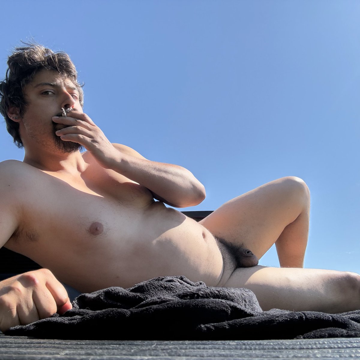 James0987666084's tweet photo. #nudeman #publicnudity https://t.co/jjs9OwycjM