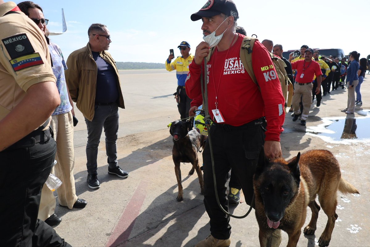 Cancilleria_ve's tweet photo. 📰#Noticia | Venezuela despide a rescatistas mexicanos, exaltando labor humanitaria tras terremotos

La misión mexicana se desplegó en el país de manera inmediata, tras los sismos, en la búsqueda sin descanso de sobrevivientes.

https://t.co/Jx9cFjVTLU https://t.co/DnZzDKcmGy