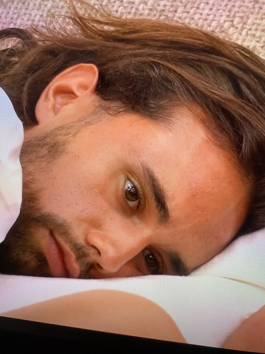 memeyement's tweet photo. Simon est fort dans sa mission, c’est grave drôle #SecretStory https://t.co/EdRZRdxihr