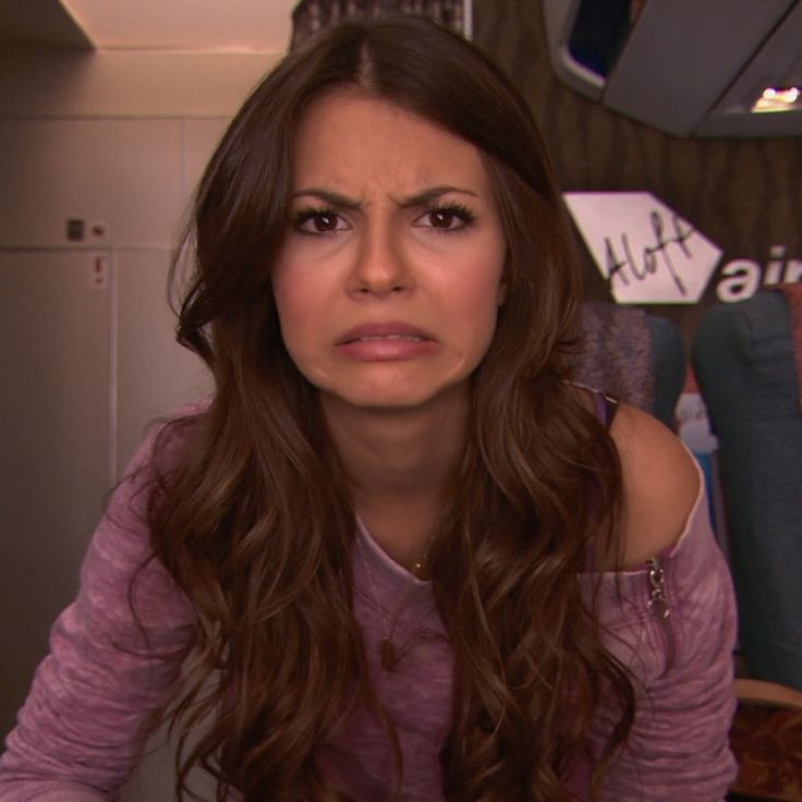 ProtEmpress's tweet photo. My face after watching the cutscene that all elves and trolls are descendants of the haranir. Sketchy lore, Blizzard. Doesn't even stick together with super glue. https://t.co/VCsVxWjvaZ