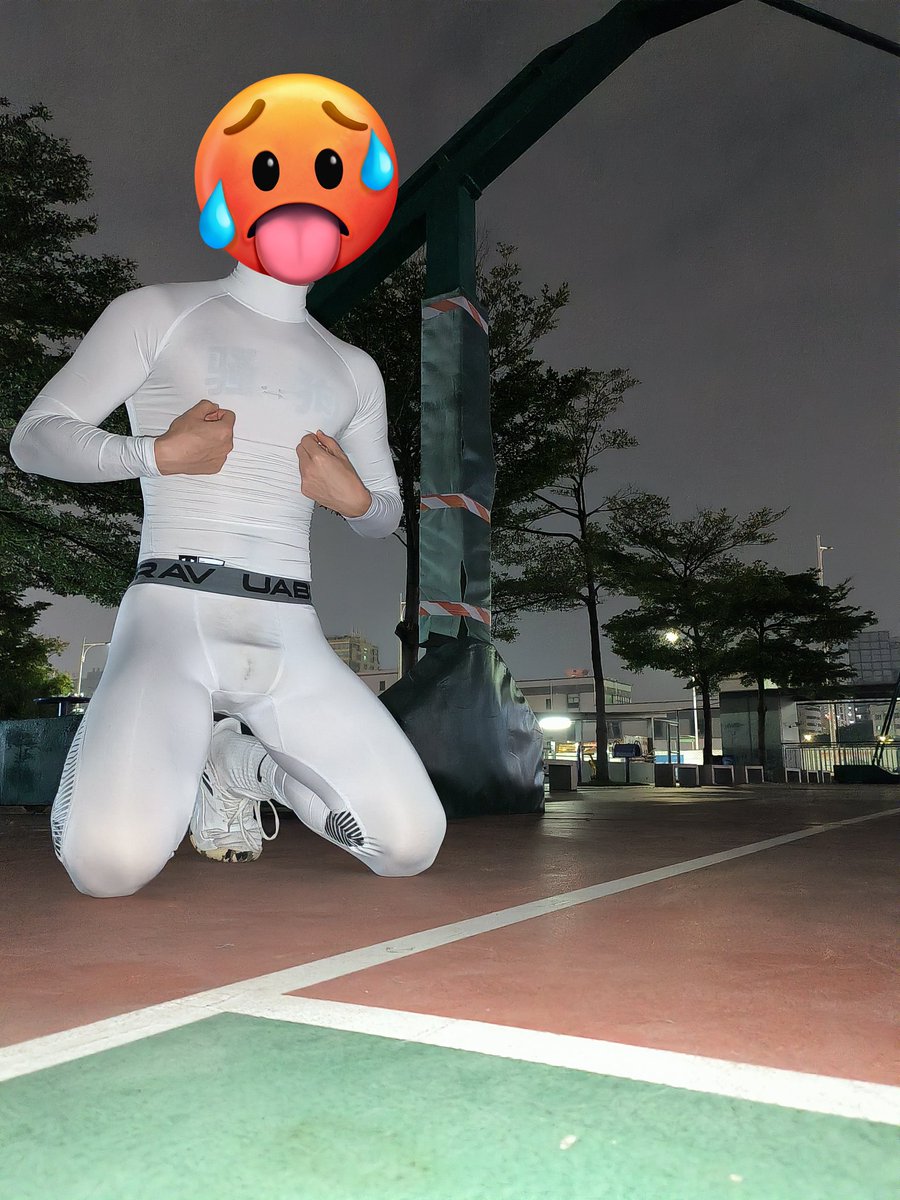 wngluc1862171's tweet photo. 任务兑现，跪在人来人往的篮球场，不远处还有几个在打球的l体育生看着这里。跪在篮球教练的帅照前。
#暴露 #野裸 #体育生 #天体 #贱狗 https://t.co/RPBng75zLS