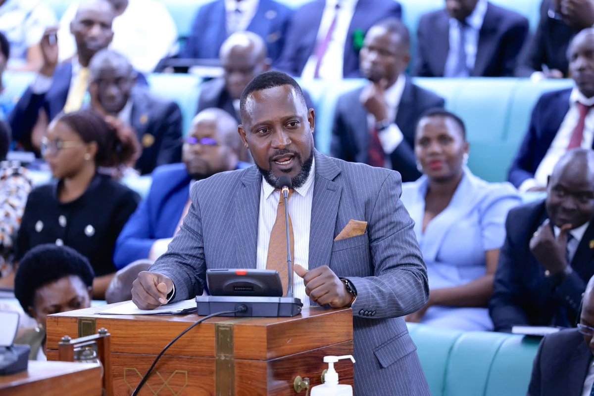 Sabula_tv's tweet photo. Hon. @NamaraDennisMP (Buyaga West) alese ebbago elijayo Joel Ssenyonyi erituumiddwa “The Administration of Parliament (Amendment) Bill” erigenderera okukkiriza bammemba bonna mu bibiina by’obufuzi eby’oludda oluvuganya okulonda omukulembeze w’oludda oluvuganya. https://t.co/TdGdRx7EN0