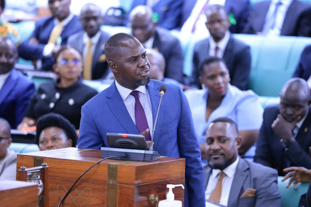 Sabula_tv's tweet photo. Hon. @NamaraDennisMP (Buyaga West) alese ebbago elijayo Joel Ssenyonyi erituumiddwa “The Administration of Parliament (Amendment) Bill” erigenderera okukkiriza bammemba bonna mu bibiina by’obufuzi eby’oludda oluvuganya okulonda omukulembeze w’oludda oluvuganya. https://t.co/TdGdRx7EN0