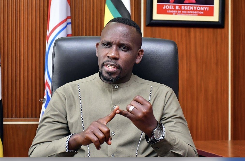 Sabula_tv's tweet photo. Hon. @NamaraDennisMP (Buyaga West) alese ebbago elijayo Joel Ssenyonyi erituumiddwa “The Administration of Parliament (Amendment) Bill” erigenderera okukkiriza bammemba bonna mu bibiina by’obufuzi eby’oludda oluvuganya okulonda omukulembeze w’oludda oluvuganya. https://t.co/TdGdRx7EN0