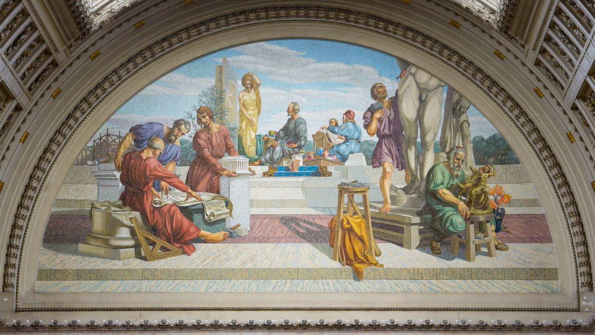 Parlamento_UY's tweet photo. 🏛️  LOS MOSAICOS

A primera vista parecen pinturas, pero en los extremos de la bóveda del Salón de los Pasos Perdidos del Palacio Legislativo encontramos dos mosaicos realizados por el artista italiano Giovanni Buffa. 🇮🇹

Cada uno de ellos está conformado por cientos de miles de teselas, pequeñas piedras de 1 cm cuadrado, de diferentes colores.🤯

Lo que mucha gente no sabe, es que los mosaicos que tenemos hoy en el Palacio no son los originales. 🤔

¿Qué pasó?

Cuando la Cooperativa de Mosaiquistas de Venecia los colocó la primera vez, a Buffa no le convenció el tono de los colores, encontrándolos muy apagados al lado de los relucientes vitrales del salón.❌

El artista mandó sacarlos y volver a hacer los mosaicos, utilizando piedras de colores más vívidos. 🟧🟨🟩🟦🟪🟫

Así, luego de 6 años la versión definitiva de estas espectaculares obras de arte fueron colocadas en el Salón en 1921, cuatro años antes de la inauguración del Palacio Legislativo. ✅