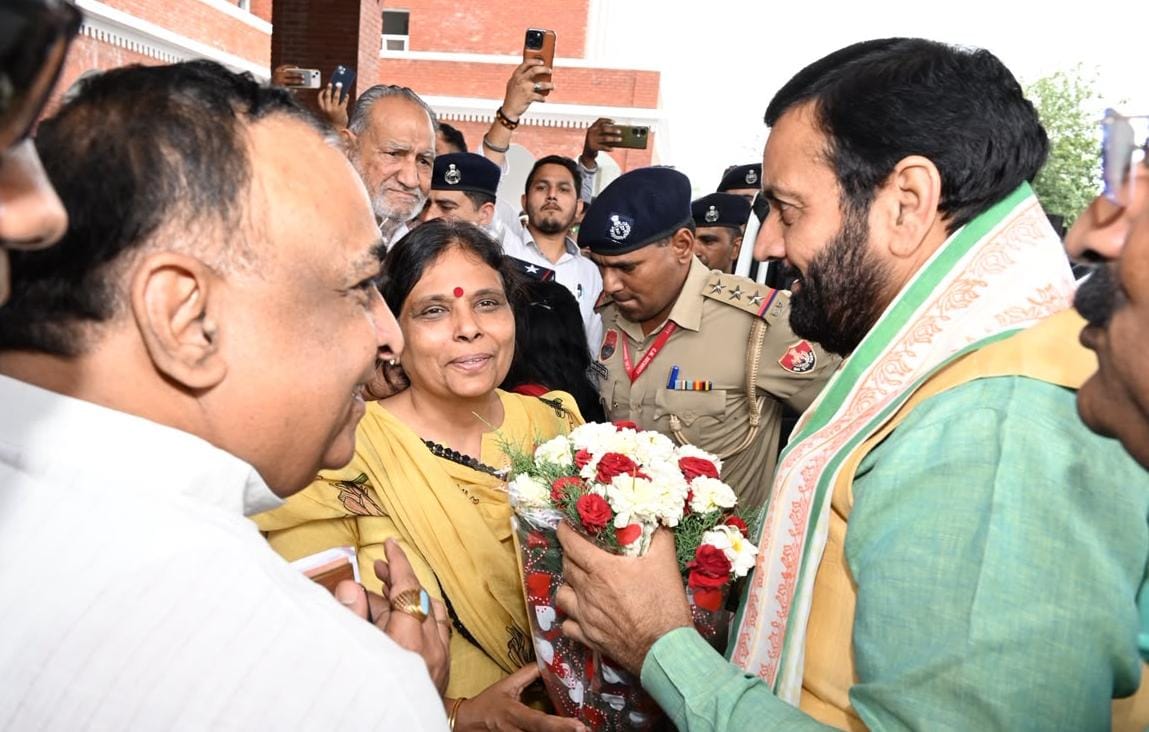 BJP4Haryana's tweet photo. जींद आगमन पर माननीय मुख्यमंत्र�� श्री नायब सिंह सैनी जी का प्रदेश अध्यक्ष डॉ. अर्चना गुप्ता जी ने स्वागत किया।

इस अवसर पर भाजपा हरियाणा परिवार एवं टीम हरियाणा के सदस्य उपस्थित रहे।

@NayabSainiBJP 
@bjparchanagupta https://t.co/uDpTT1e91j