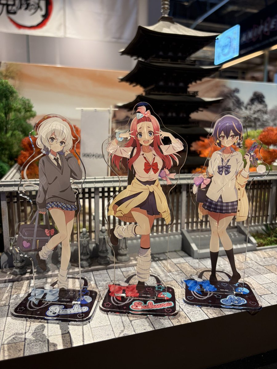 続いては源さくら＆水野愛＆紺野純子の平成ギャルアクリルスタンドです