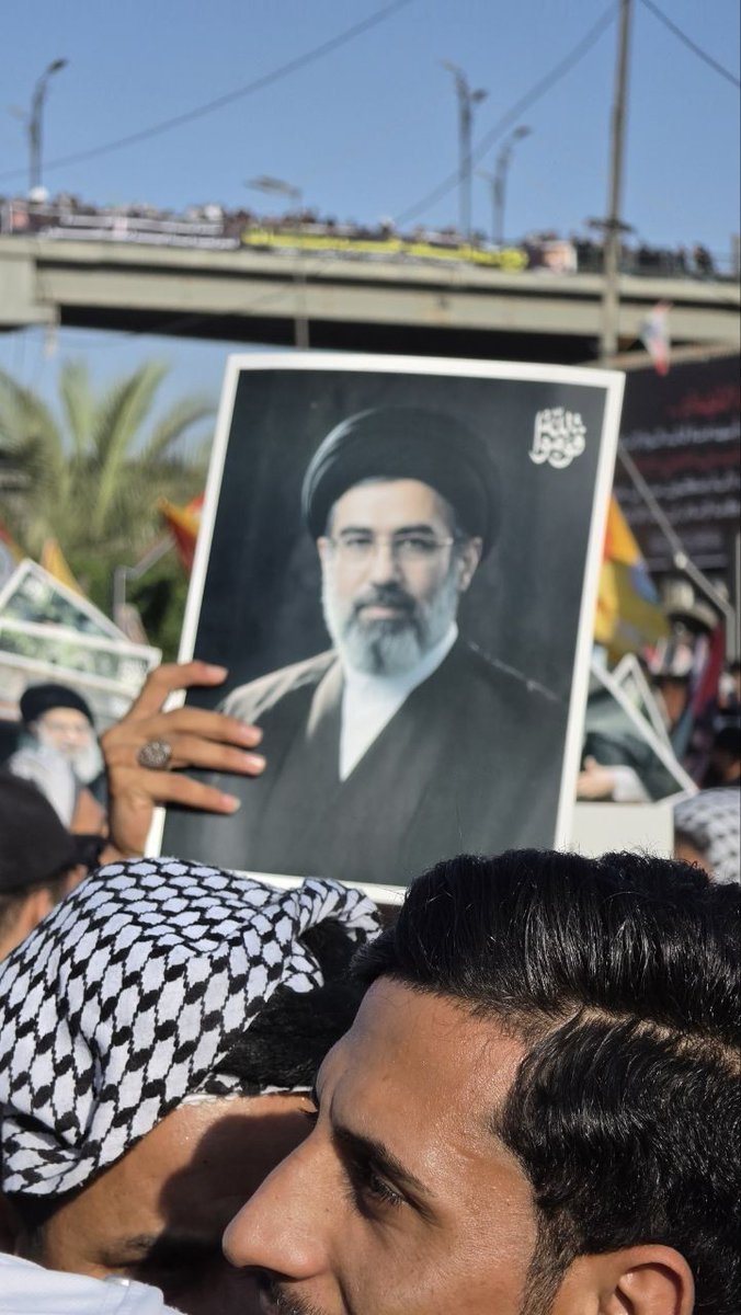 fatemeh___82's tweet photo. دست هایی ک از میانه مردم عکستو بالا گرفتن آقا
و مدام رجز خوانی می‌کنند برای دشمن آمریکایی اسرائیلی..
#باید_برخاست
#منادی_بعثت https://t.co/qNuP3rcZ26