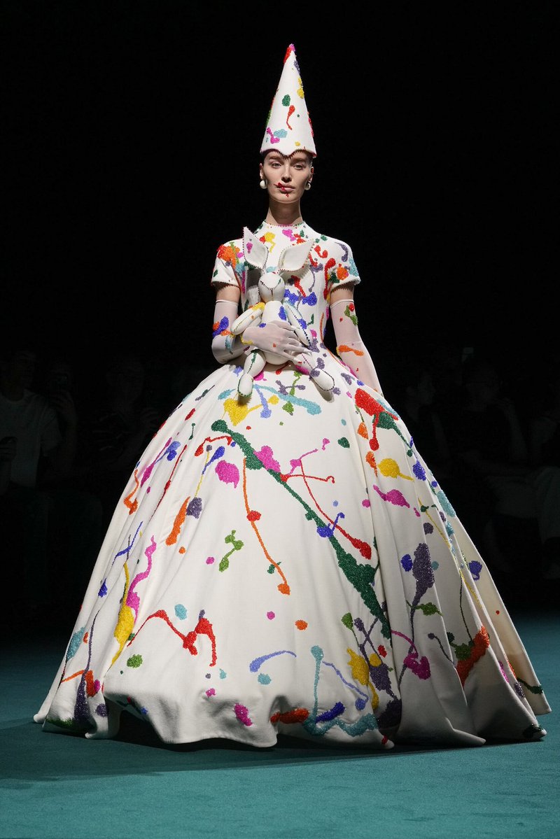 LaModeUnknown's tweet photo. The FUNHOUSE of ✨️Robert Wun✨️ Fall/Winter 2026 Couture — ALL the looks in a thread.🪡🧵

PS: 'cabinet of curiosities' with balloons, doves, antlers and masks https://t.co/XcgVHkbVDz