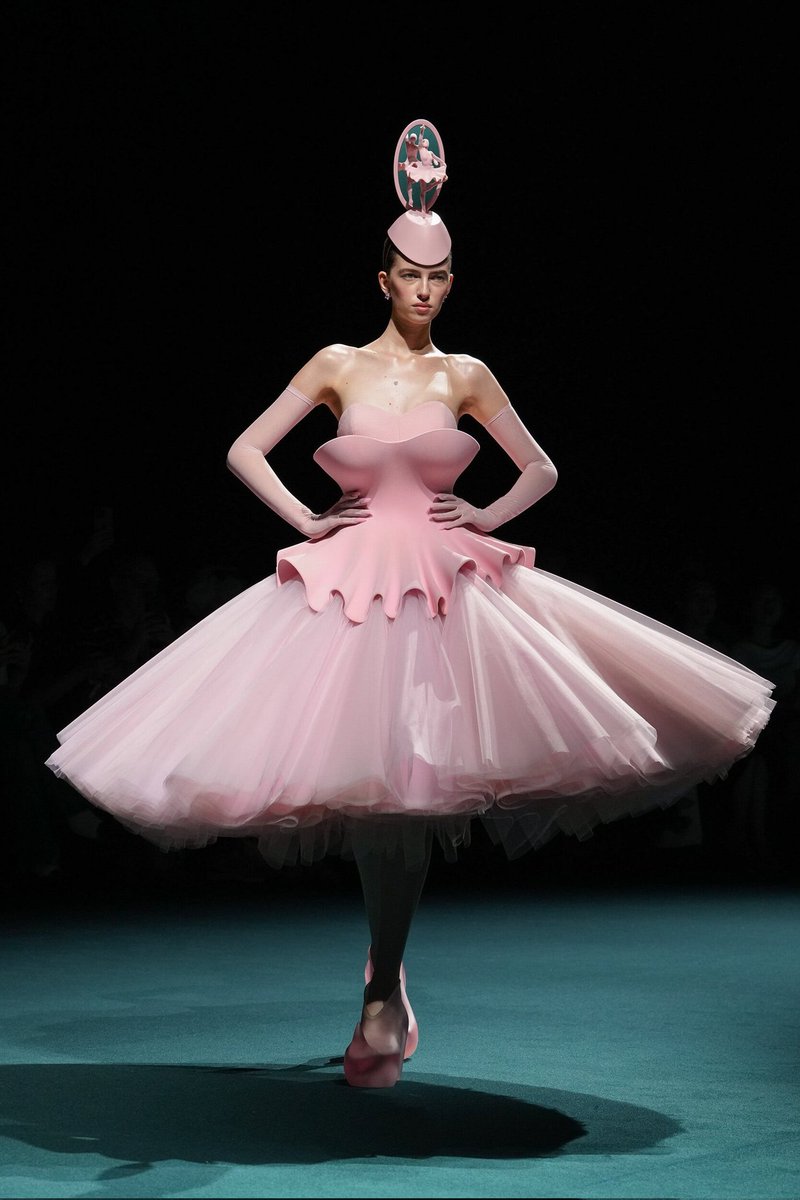 LaModeUnknown's tweet photo. The FUNHOUSE of ✨️Robert Wun✨️ Fall/Winter 2026 Couture — ALL the looks in a thread.🪡🧵

PS: 'cabinet of curiosities' with balloons, doves, antlers and masks https://t.co/XcgVHkbVDz