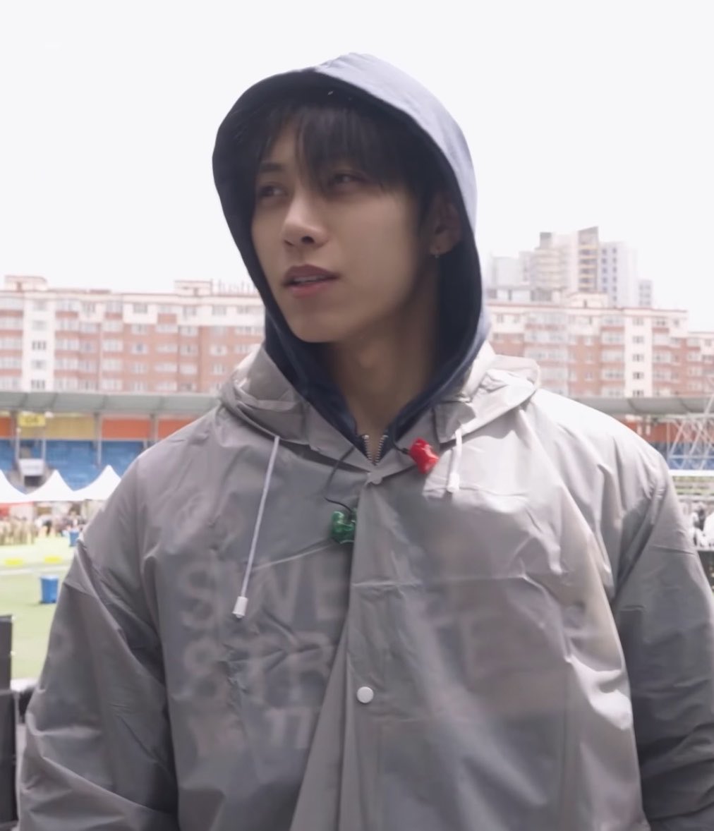 terjemahinRYUL's tweet photo. Selalu suka banget tiap Ryul pake hoodie zip-up navy yang ini… akhirnya liat dia pakai lagi di behind Mongolia 🥲 https://t.co/82C1airZVL