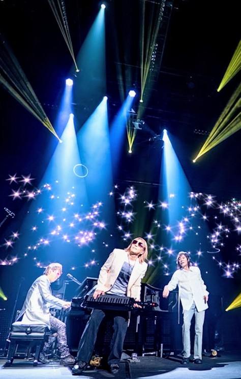 VzS1qzQyli5asWm's tweet photo. 20247月10日に”STAND 3 FINAL”Blu-rayが発売されました
1曲目のNights…のポポポポのイントロと神殿の円柱の様な照明に鳥肌立ちました、終了トラウマから大分脱出できたと思います
そしてYou can Dance のアウトロでお3人が集まる姿、まさに金色の夢✨でした
#TMNETWORK https://t.co/buGw0hX2uW