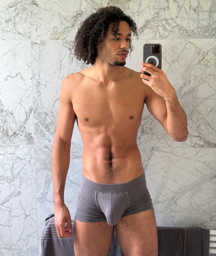 itsgerooo's tweet photo. i ask you if youve ever caught yourself smiling at one of my messages what would your answer be? 😏 https://t.co/ezOcbevUGB
