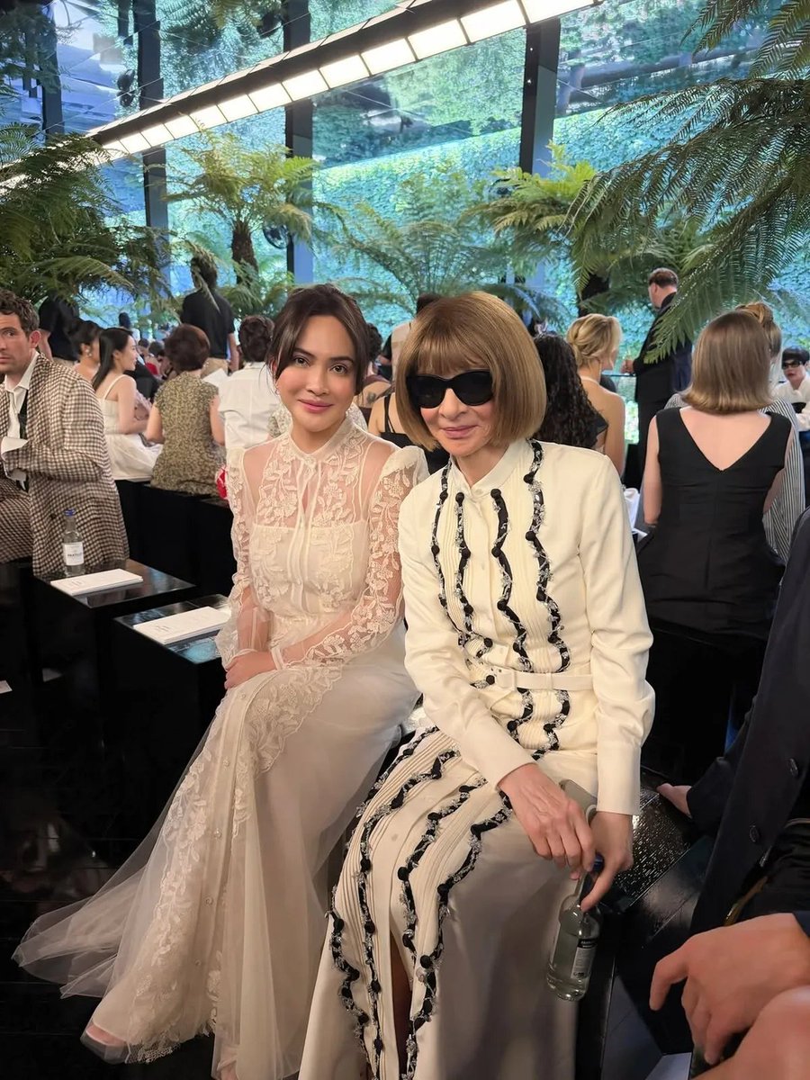 insidefolkative's tweet photo. Potret Shandy Aulia bertemu dengan: 

Anna Wintour ✅
Han So Hee ✅
Priyanka Chopra ✅ https://t.co/pdN8ehR6oB