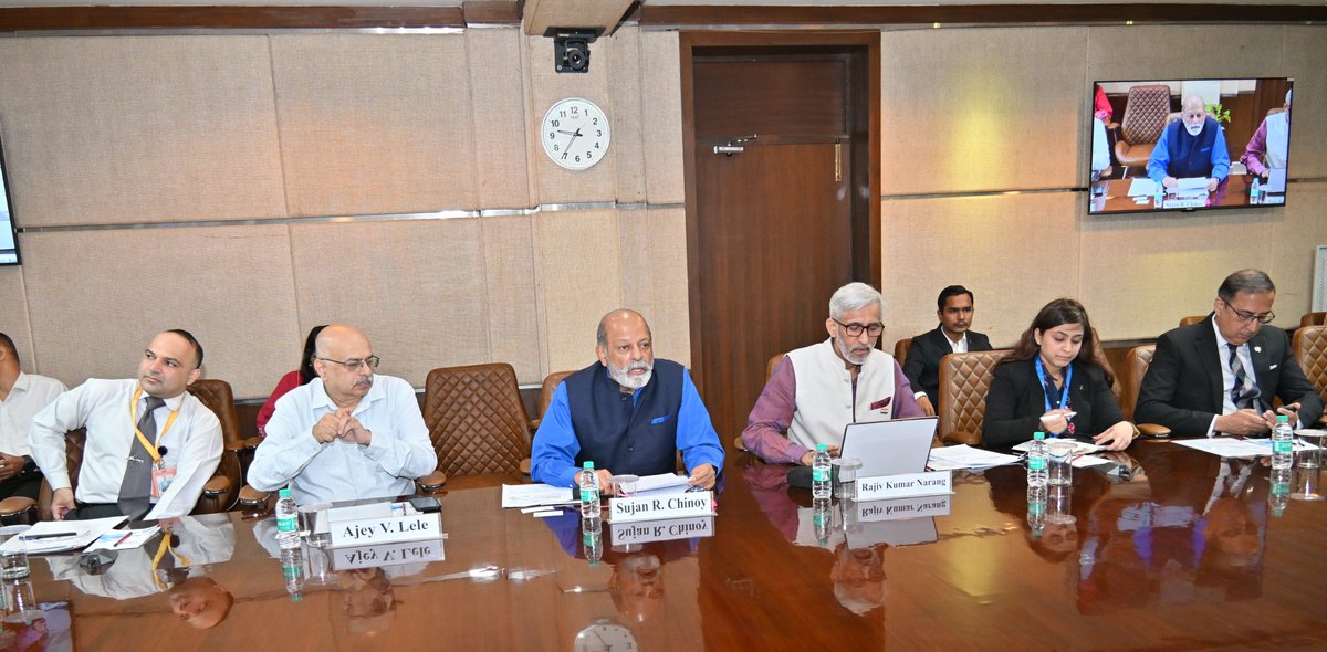 IDSAIndia's tweet photo. .@IDSAIndia conducted a round table on the theme 'Stimulating India’s Defence Exports in the Next Decade'. The first session witnessed participation from government stakeholders, DPSU's and Indian Industry. DG @SujanChinoy chaired the sessions. https://t.co/gXBvxhOXUQ