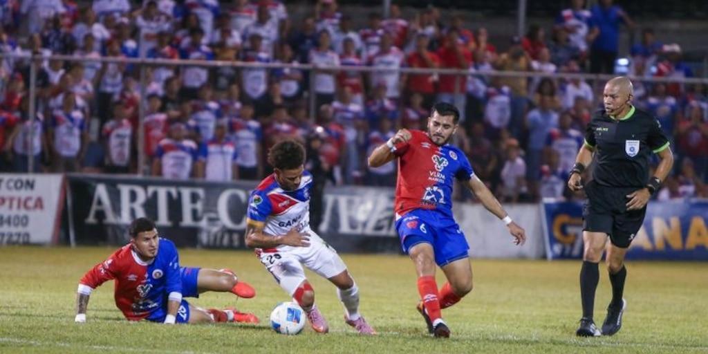 InfobaeCam's tweet photo. Guerra de titanes en El Salvador: FAS y Firpo chocan en el Cuscatlán por la Súper Copa de Campeones https://t.co/naSMNaSBQM https://t.co/oANc28V2CP
