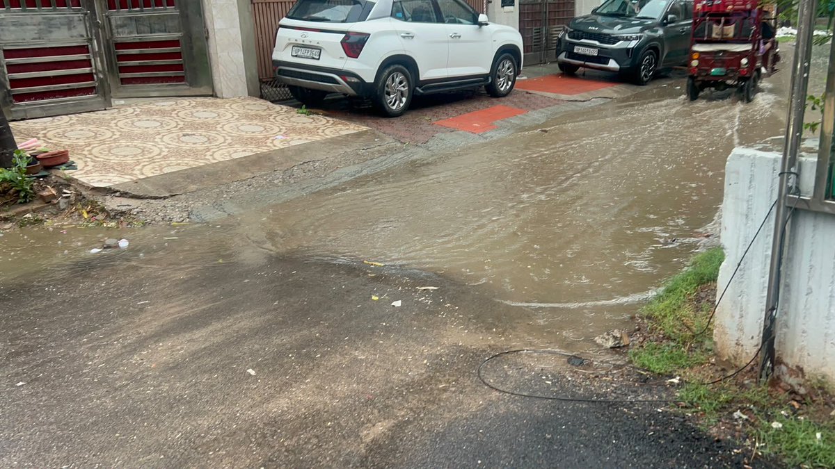 tushky40's tweet photo. New road constructed Shyam park extension A block but left 7 houses front road left unfinished. No proper drainage neither solution for this problem. I request higher authority to seek into this.@GzbNagarNigam @Ghaziabad365 @dm_ghaziabad @gdagzb @CMOfficeUP @SharmaAsha_BJP https://t.co/O7dA8yC1L3