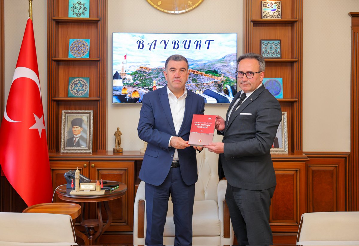 BayburtValiligi's tweet photo. 📌 Valimiz Sayın @Mustafa_Eldivan, misafirini Valilik Makamı'nda kabul etti.

✔ Atatürk Kültür Merkezi Başkanı Doç. Dr. Zeki Eraslan 

Misafiriyle bir süre görüşen Vali Eldivan, ziyaretlerinden dolayı kendilerine teşekkür etti. https://t.co/chwQwWVMsc
