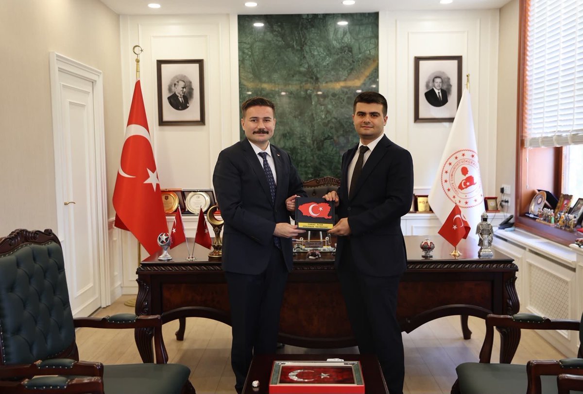 Gokceada_K's tweet photo. Cumhuriyet Savcısı Samet Batuhan Aydınlı’dan Kaymakamımız Sayın Osman Acar’a Veda Ziyareti https://t.co/bNpOTXClli
