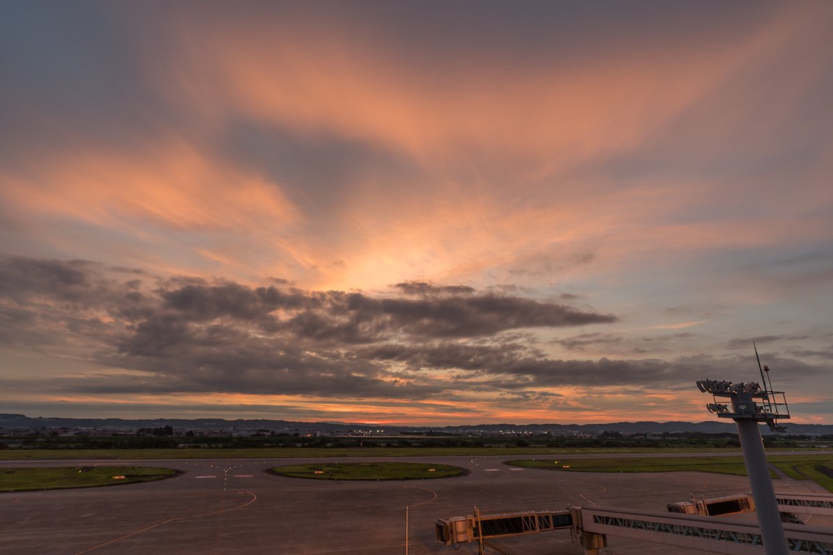 masa9m2's tweet photo. 富山空港は今日も梅雨の夕焼け
#富山空港 #神通川 #富山 #toyama
#とやまのソラ #雲友の会
#SonyAlpha #アルファホビー部 https://t.co/LNvPPuIAaF