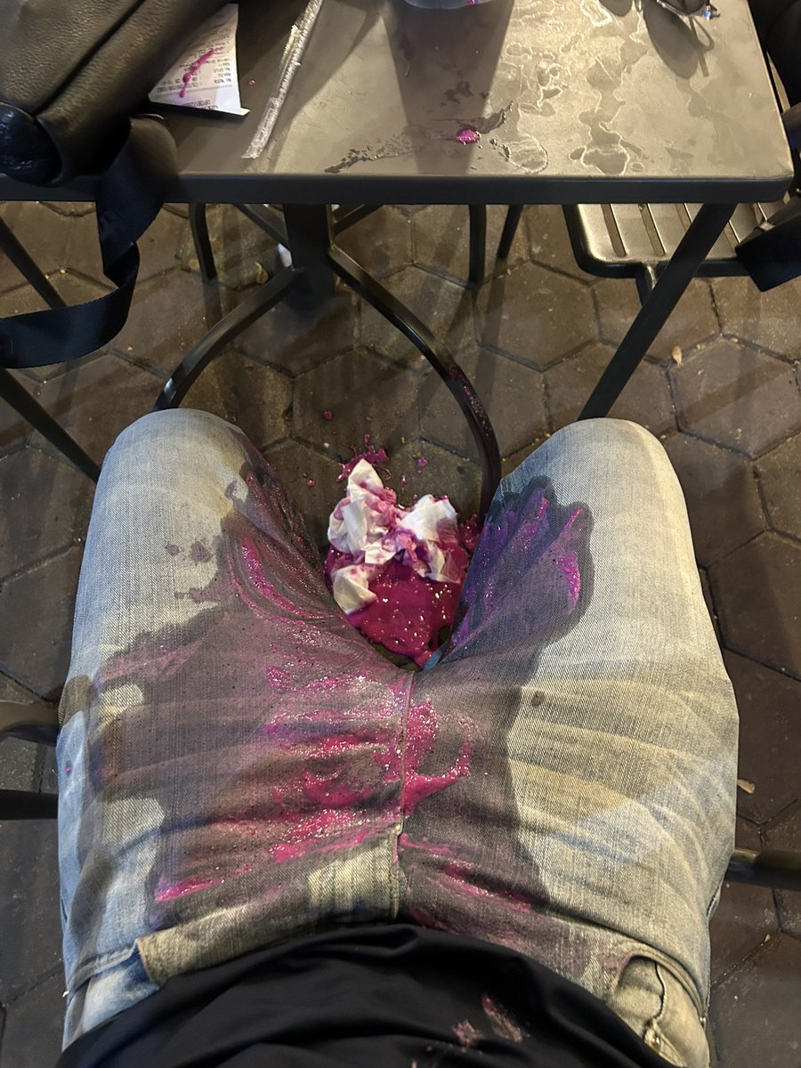 zel_dazel's tweet photo. sebelum                       sesudah tragedi

lagi ketawa terus buka minum jus tumpah semua sebadan badan malu bgt😭 https://t.co/ZBaZcZpbaP