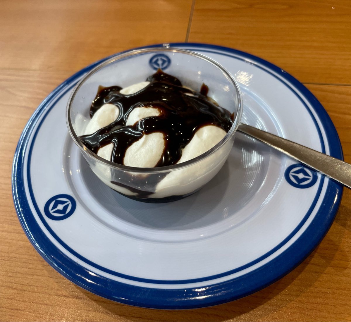 クリームとチョコソースの皿 くら寿司のコーヒーゼリー ホイップクリームとチョコソースが乗ってて