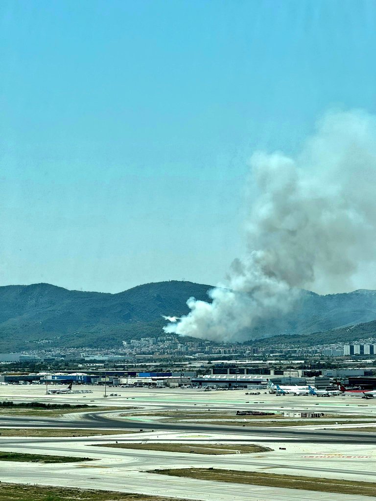 controladores's tweet photo. Incendio hoy en Gavà 🔥.  
Trabajamos desde la torre de control de #Barcelona en coordinacion con los FOCA del Ejército del Aire y Helicópteros para mantener la seguridad de las operaciones del aeropuerto a la vez que combaten el incendio y recargan agua en el puerto.
#TrabajoEnEquipo