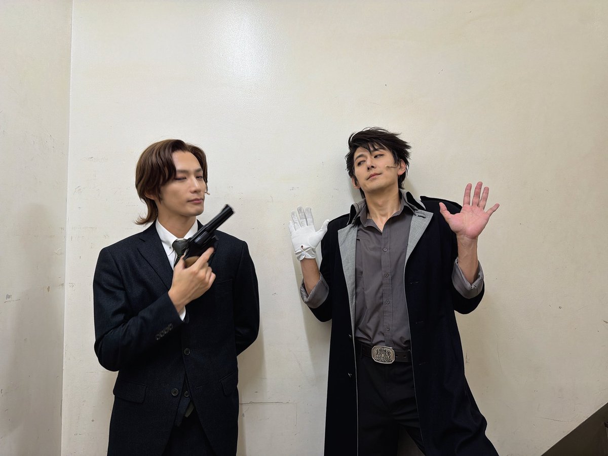 takashi__0128's tweet photo. ミュージカル『#憂国のモリアーティ』緋色の研究 Reprise
ご来場誠にありがとうございました
本日は演奏者ただすけさん千穐楽！
早いっ！！！と言いながらも作品としては19日まで続きます
日々深化。そして演奏者、Op.チーム、Rep.チームといろんな風が流れます
ひでアルバートと。
その銃でさ〜あのさ〜〜
#モリミュ
#アルバート
#モラン