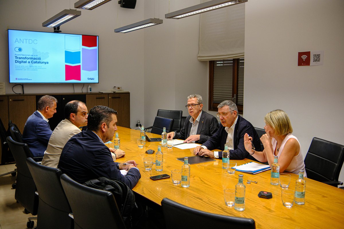 DiputacioGirona's tweet photo. 📍Trobada de presidències de les diputacions catalanes a la seu de la #DdGi. 

🤝La jornada ha inclòs una sessió de treball amb representants de @gencat i del @ConsorciAOC, així com una reunió amb els grups polítics de la corporació. 

🔗https://t.co/RnEUiUx3nJ https://t.co/lRKhtjTbKH